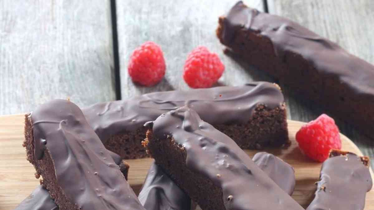 Brownies au Chocolat Noir et Coulis de Framboises
