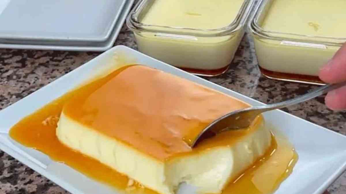 Délicieux flan maison crémeux, prêt à être dégusté.