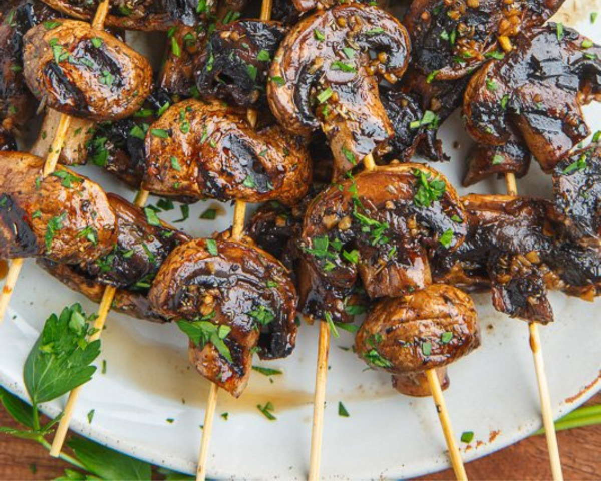 "Brochettes appétissantes de champignons grillés marinés à l'ail et au vinaigre balsamique, une explosion de saveurs dans chaque bouchée
