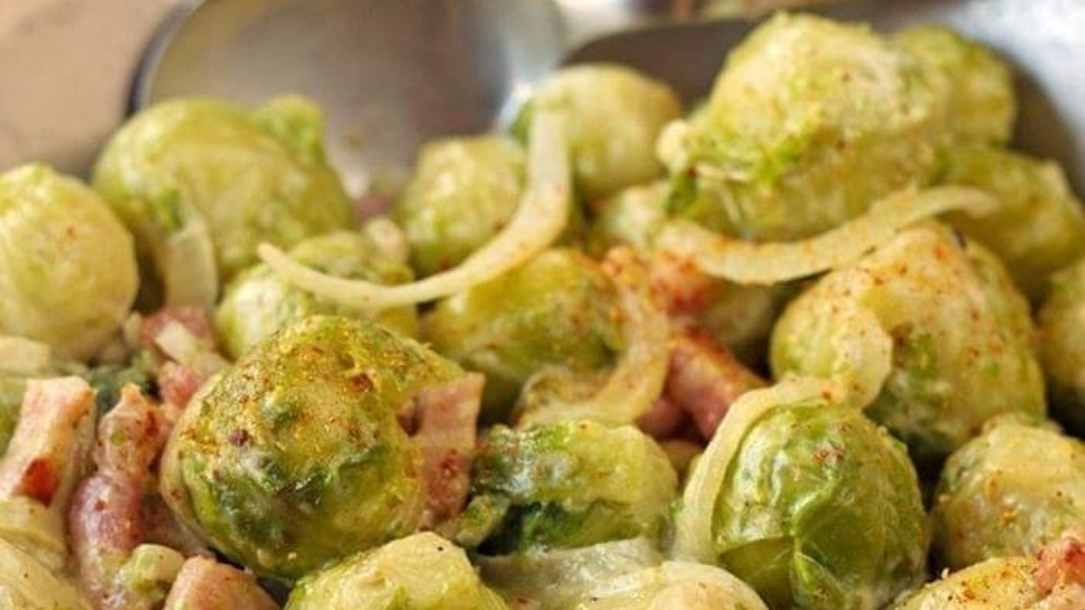 Choux De Bruxelles À La Crème Et Aux Lardons
