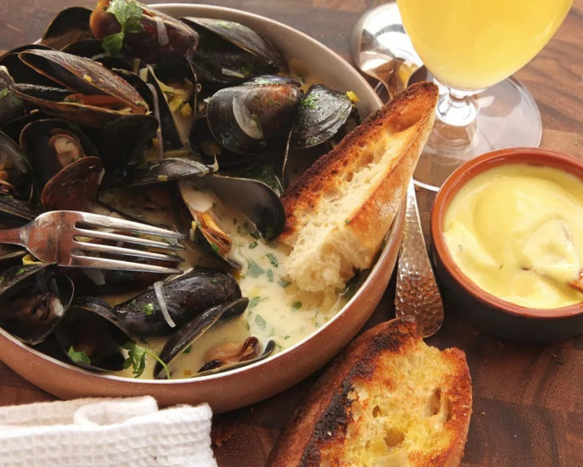 Moules Marinière : La Recette Améliorée pour une Expérience Culinare