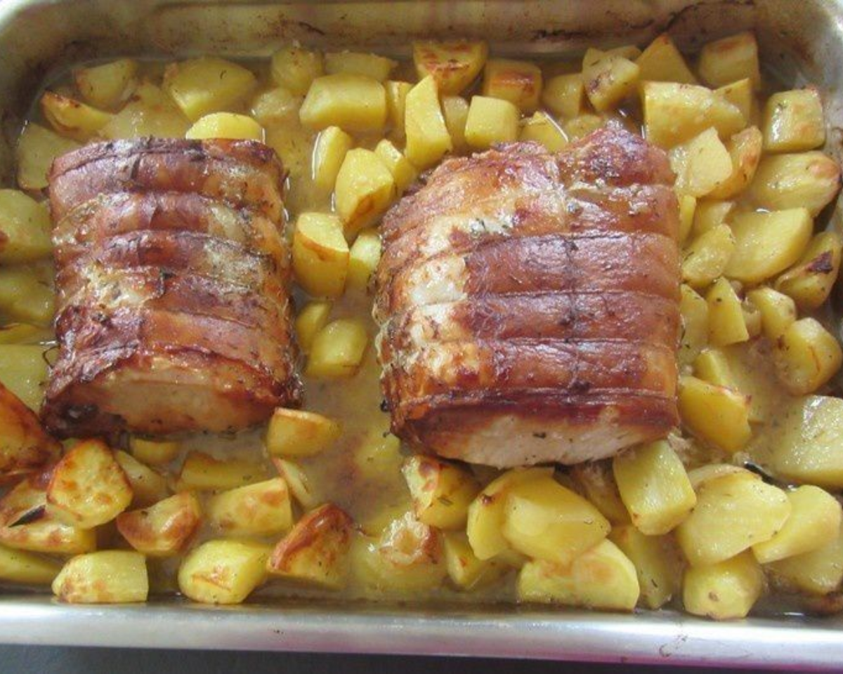 Un délicieux rôti de porc cuit au four, accompagné de légumes confits.