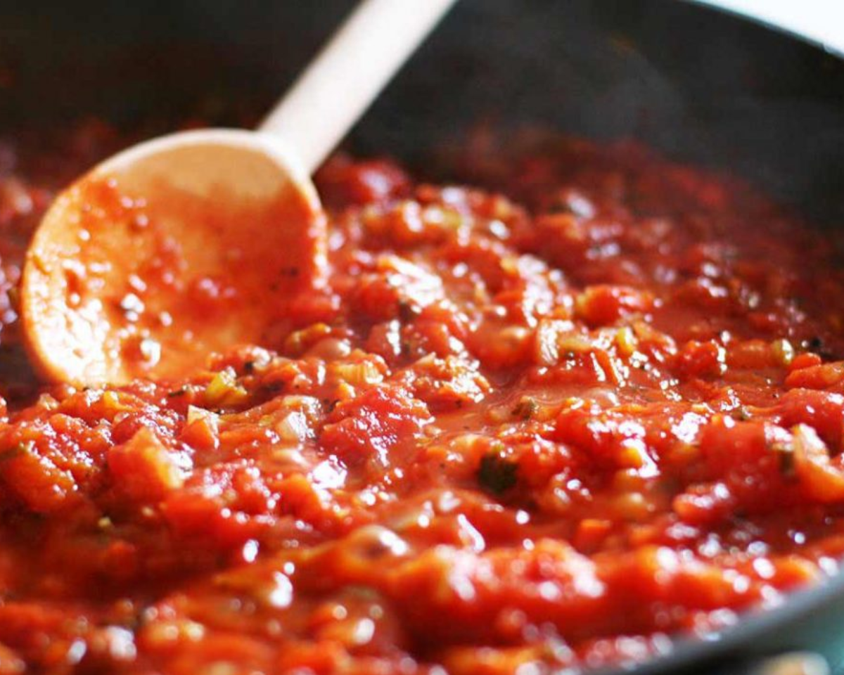 Bol de sauce rouge parfumée, prête à être dégustée avec un méchoui porc-bœuf.