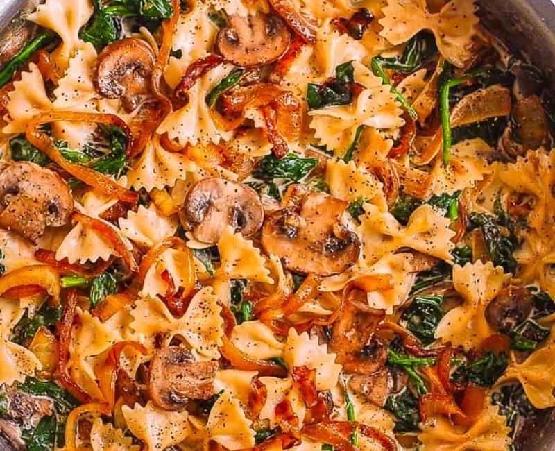 Farfalle aux épinards, champignons et oignons caramélisés