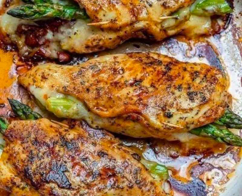 Poitrine de Poulet Farcie Grecque avec Asperges