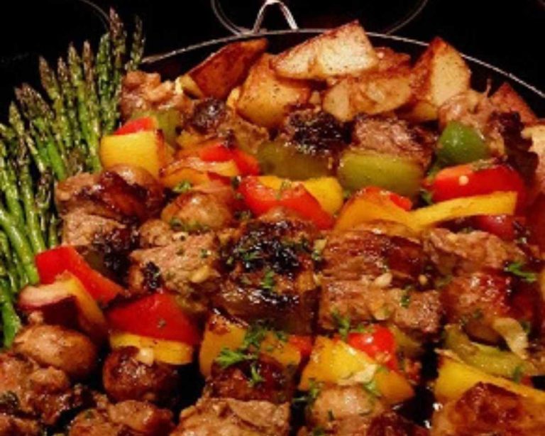 Les brochettes de steak et de légumes sont une option irrésistible pour vos barbecues estivaux. Le mariage de saveurs,