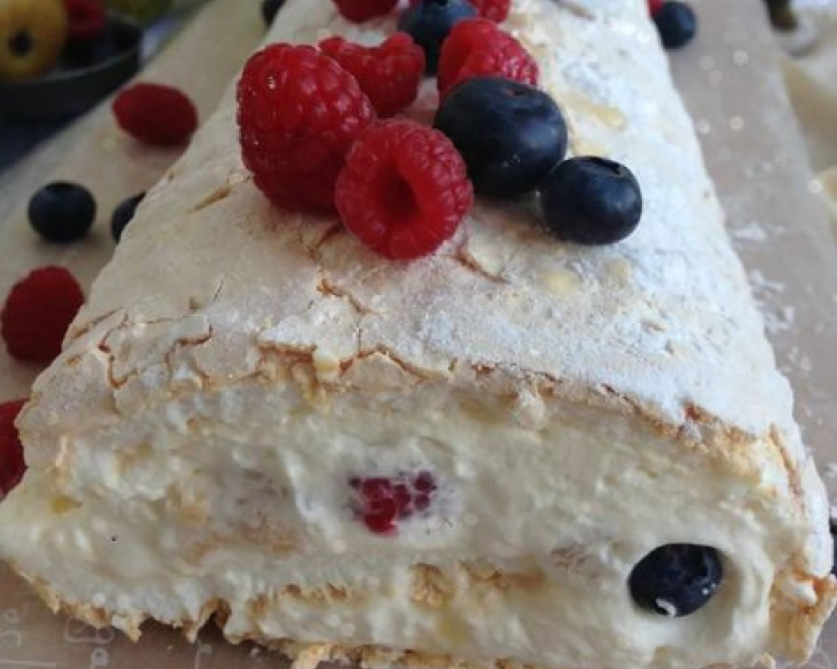 Bûche Pavlova Roulée aux Poires, Myrtilles & Framboises