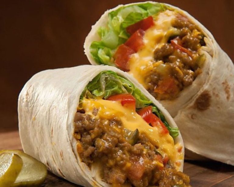 Vous obtiendrez des burritos délicieusement garnis, alliant la saveur riche du bœuf, l'acidité de la tomate, le piquant de la moutarde, et le crémeux du cheddar