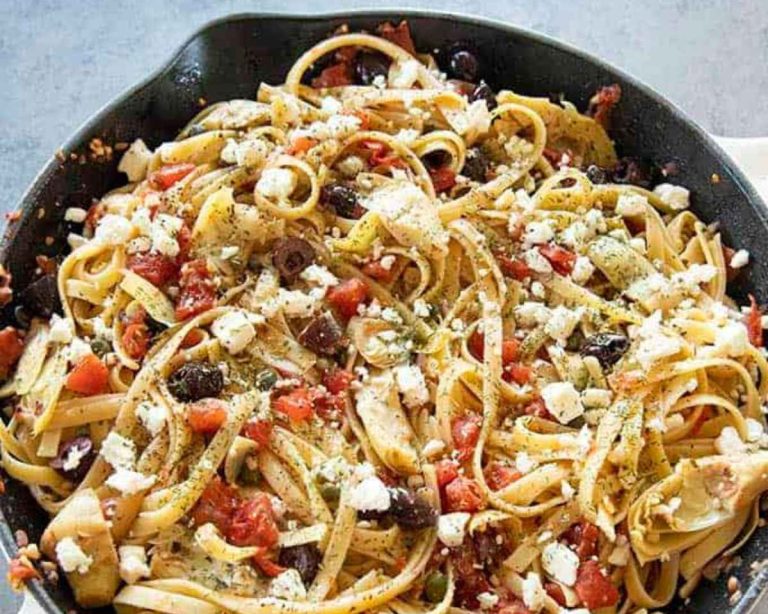 Fettuccini à la Grecque : Une Explosion Méditerranéenne dans Chaque Bouchée