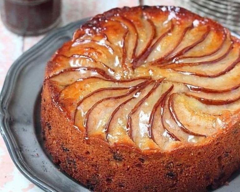 Ce Gâteau Poiré et Noisettes est une véritable œuvre d'art culinaire, mêlant textures et saveurs pour un plaisir gustatif incomparable. Régalez-vous avec cette création sucrée, parfaite pour toutes les occasions.