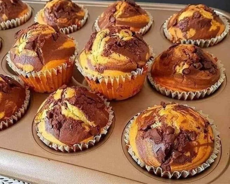 Plongez dans le monde délicieux des MUFFINS MARBRÉS 😋 avec cette recette facile à suivre. Apprenez l'art de créer des muffins marbrés, mêlant la richesse du chocolat et la chaleur de la vanille. Améliorez vos compétences en pâtisserie et savourez les résultats délicieux !