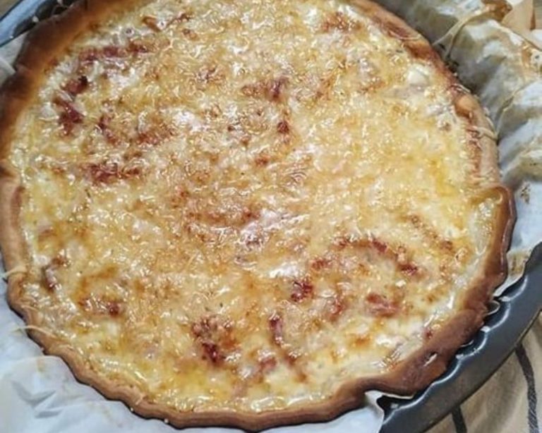 Indulgez-vous dans le charme de la cuisine française avec notre recette de Quiche Facile et Rapide. Conçue avec amour, cette œuvre culinaire promet une expérience délicieuse. Bon appétit !