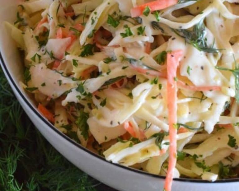 Salade de Chou Crémeuse aux Cornichons et à l'Aneth : Un Festin de Fraîcheur