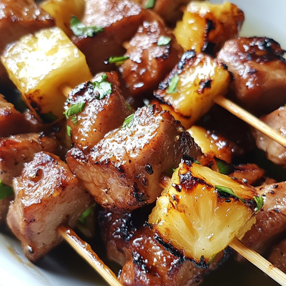 Brochettes de porc et ananas marinées et grillées au barbecue