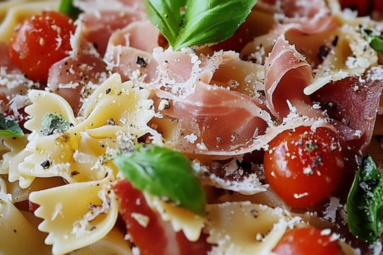 Salade de farfalles au prosciutto, tomates, basilic et légumes grillés