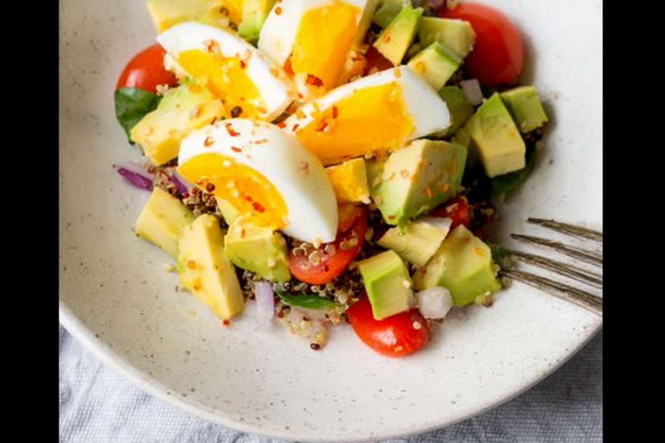 Bol d’œufs durs et avocat